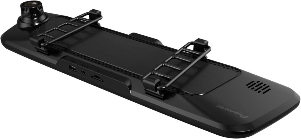 La dashcam Pioneer VREC-150MD s'installe rapidement. Elle se fixe directement sur le rétroviseur grâce à son support de type miroir. 