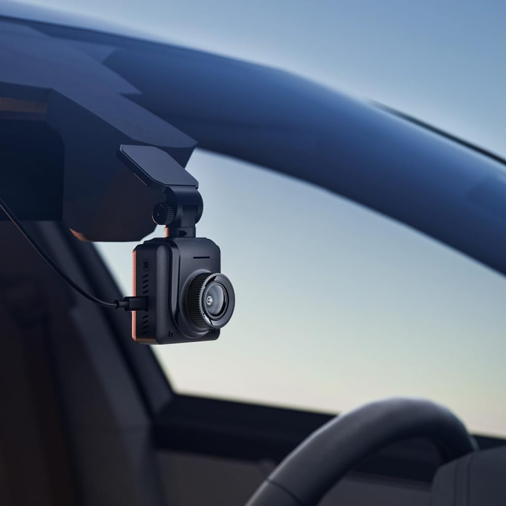 La dashcam Avylet 2K avec son design compact et son écran IPS de 1,5 pouces, installée discrètement derrière le rétroviseur.